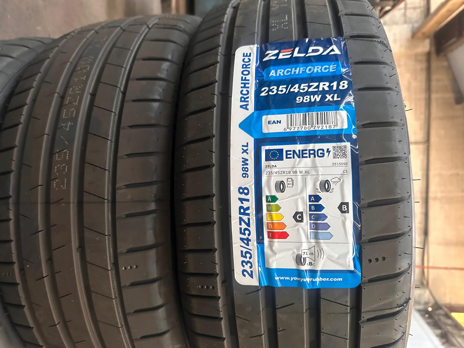 ZELDA 235/40R18  98W XL ARCHFORCE